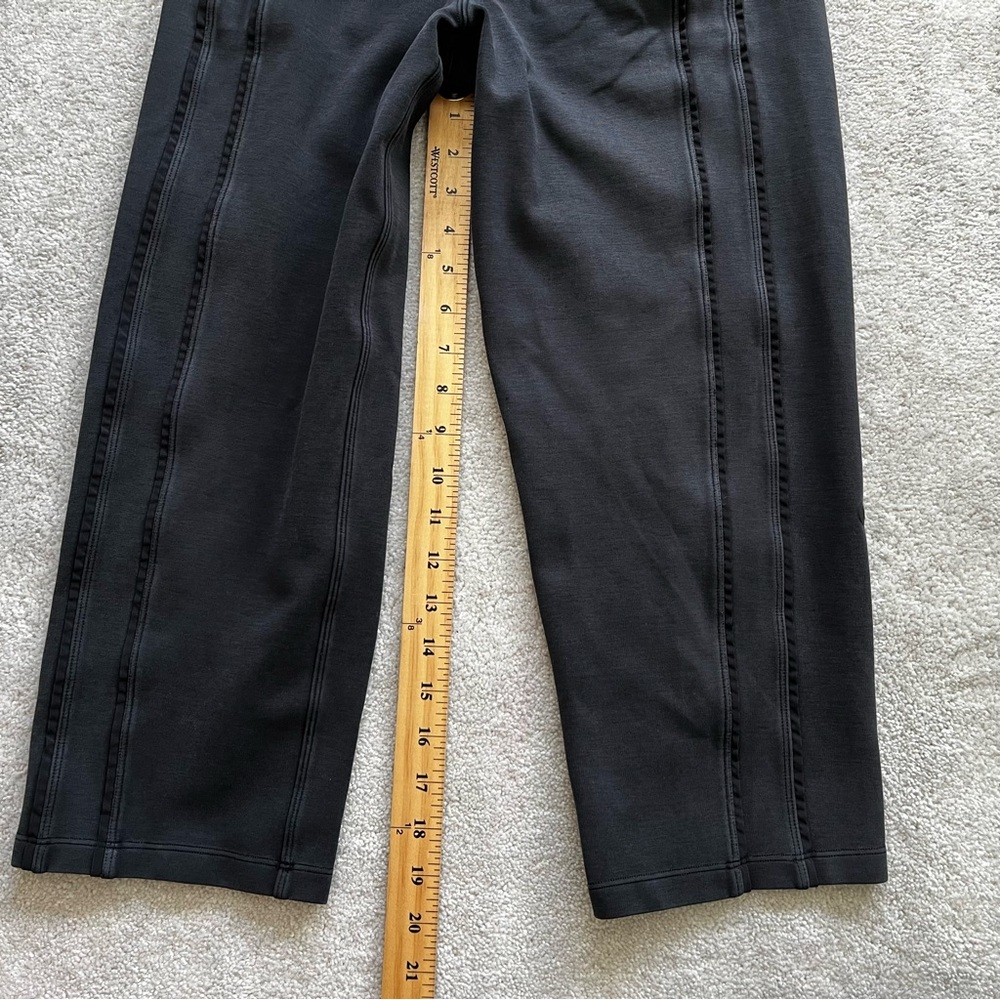 LULULEMON Light Strides Crop Size 4 Minimalist Contemporary Chic Effortless - Picture 8 of 9
